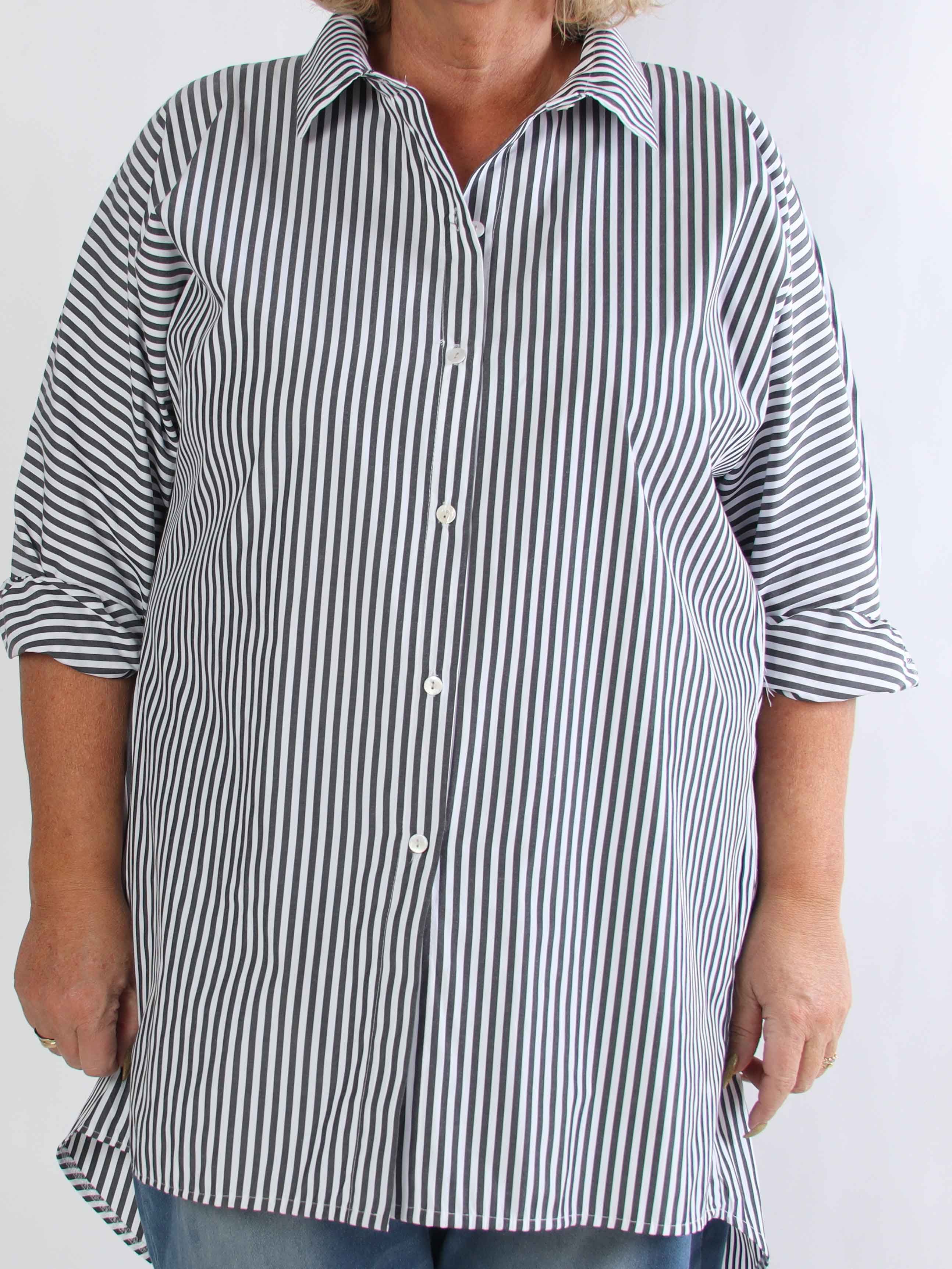 Ingrid - Sød plus size skjortekjole med striber